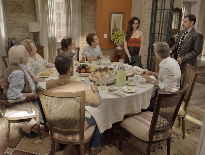 Família fica chocada com presença de Loretta (Foto: TV Globo)