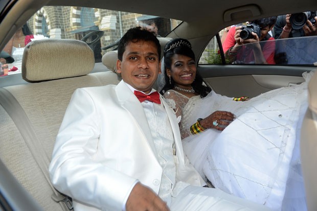 Depois de ficar noivo em 10/10/10 e casar no civil em 11/11/11, o casal Brandon Pereira e Emilia D'Silva escolheu o 12/12/12 para seu casar em uma igreja em em Mumbai, na Índia. (Foto: Indranil Mukherjee/AFP)