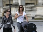 Gisele Bündchen se diverte com a filha em Paris