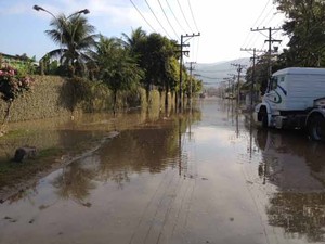 Por volta das 8h, duas após o rompimento, ruas ainda estavam inundadas em Campo Grande (Foto: Mariucha Machado/G1)