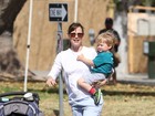 Jennifer Garner aproveita dia de sol com os filhos