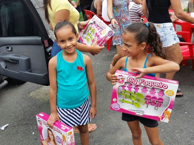 Criança receberam presentes de Natal  (Foto: Tiago Martins / Arquivo Pessoal)