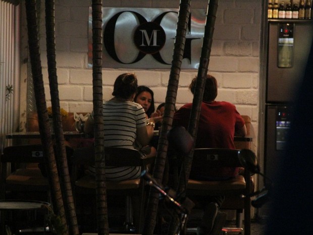 Yanna Lavigne com amigos em restaurante na Zona Sul do Rio (Foto: Rodrigo dos Anjos/ Ag. News)