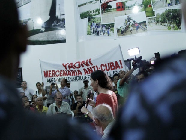 Blogueira cubana foi recebida por faixas e cartazes de protesto em Feira de Santana (Foto: Reuters)