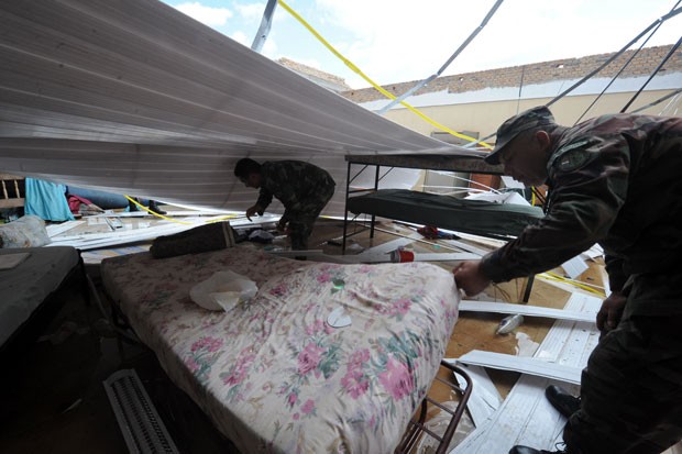 Militares observam nesta quarta-feira (19) destruição provocada pelas chuvas na cidade paraguaia de Roque Alonso (Foto: AFP)