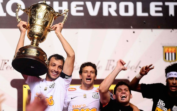 edu dracena ergue taça campeão paulista (Foto: Marcos Ribolli / Globoesporte.com)