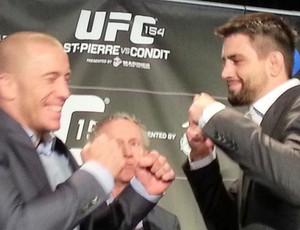 St-Pierre e Condit se encaram na coletiva do UFC 154 mma (Foto: Reprodução/Twitter)