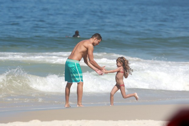 Cauã Reymond e filha brincando na praia (Foto: Dilson Silva / Agnews)