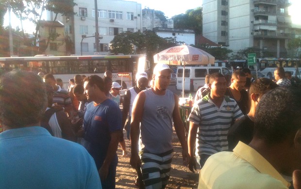 operários na porta do Maracanã  (Foto: Marcelo Baltar)