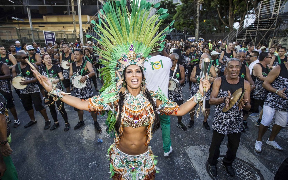 Milena Nogueira à frente da bateria da Império Serrano como índia da Serrinha (Foto: Márcio Mercante/Agência O Dia/Estadão Conteúdo)
