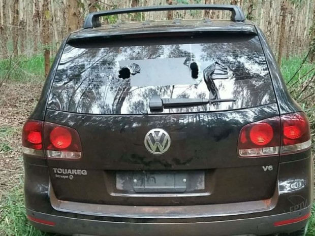 Veículo blindado tinha duas aberturas no vidro traseiro, cápsulas de metraladora estavam no interior (Foto: Polícia Civil/Divulgação)
