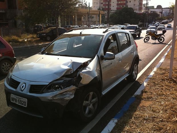 Motorista relatou que não conseguiu desviar de carro e acabou bantendo (Foto: Marcelo Ferraz/G1MT)