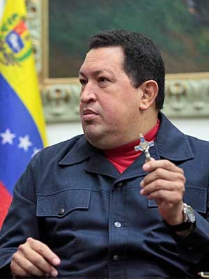 Hugo Chávez usou um crucifixo para anunciar que fará nova cirurgia em Cuba. (Foto: Marcelo Garcia / Miraflores Press Office / Via AP Photo)