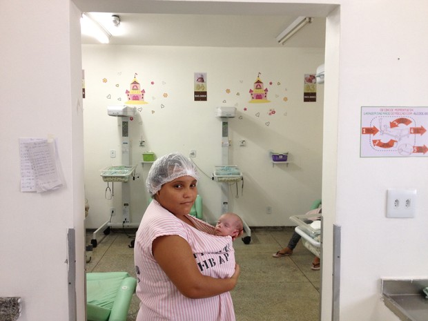 Leide Daiane, 22, no Berçário do Hospital de Base. FIlha nasceu prematura com oito meses. (Foto: Gaia Quiquiô/G1)