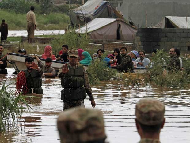 Soldados paquistaneses auxiliam na remoção de desalojados após fortes chuvas. (Foto: Farooq Naeem / AFP Photo)