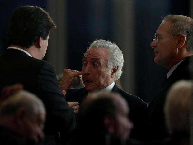 Michel Temer conversa com os presidentes da Câmara, Rodrigo Maia (DEM-RJ), e do Senado, Renan Calheiros (PMDB-AL), durante jantar no Palácio da Alvorada (Foto: Reuters / Ueslei Marcelino)