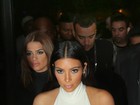 De vestido justo, Kim Kardashian mostra suas curvas  em festa