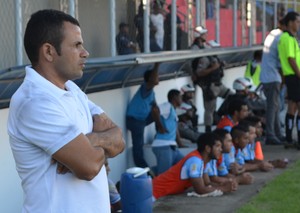 Josivaldo Alves, treinador e técnico do CSP, em partida contra o Santa Cruz (Foto: Amauri Aquino / GloboEsporte.com)