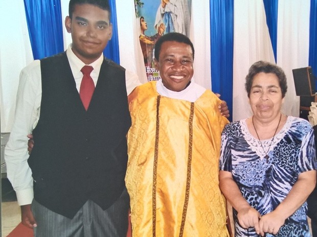 Diácono ladeado pelo filho e a esposa (Foto: Ubirajara Gonçalves/Arquivo pessoal) Diácono ladeado pelo filho e a esposa (Foto: Ubirajara Gonçalves/Arquivo pessoal)