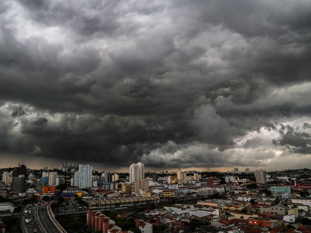 Nuvens carregadas e raios são vistos da Lapa, Zona Oeste de São Paulo, SP (Foto: André Lucas/Futura Press/Estadão Conteúdo)
