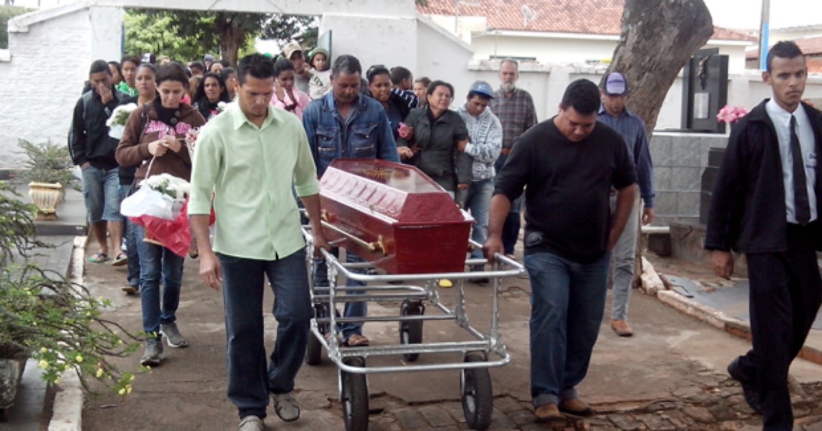 Jovem assassinado em chacina é enterrado em Martinópolis - Globo.com