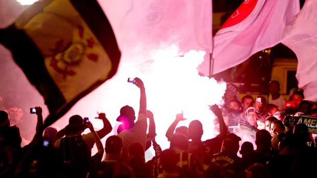 Torcida Corinthians embarque aeroporto (Foto: Ricardo Trida / Ag. Estado)