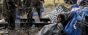 Imigrantes entram na Macedônia após dias de bloqueio na fronteira (Alexandros Avramidis / Reuters)
