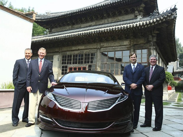 Executivos da Ford anunciam a entrada da Lincoln na China ao lado do modelo MKZ (Foto: Reuters/Ford Motor)