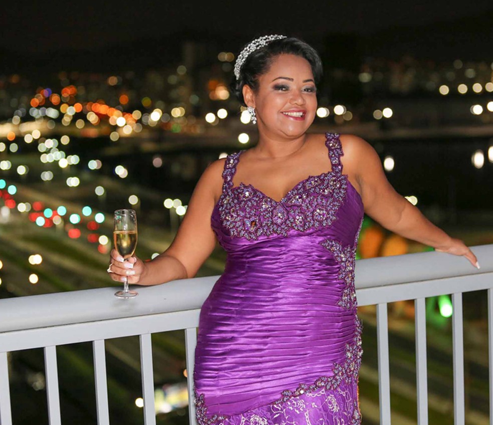 Elis Nair, nossa 'agente do caos', toda-toda no making of do casamento (Foto: Foto: Johnny Keppk)