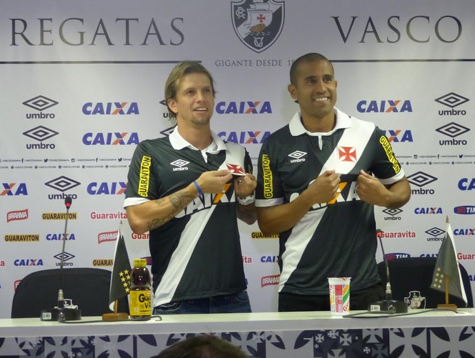 Diguinho e Julio César apresentação Vasco (Foto: Fred Gomes/ GloboEsporte.com)