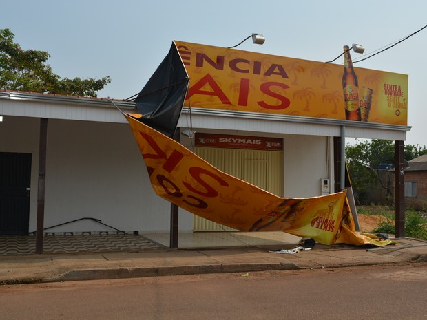 Fachadas de alguns comércios também caíram em vendaval em Porto Velho (Foto: Hosana Morais/G1) Fachadas de alguns comércios também caíram em vendaval em Porto Velho (Foto: Hosana Morais/G1)