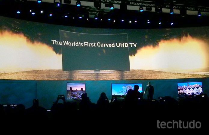 Nova linha de TVs UHD 4K da Samsung tem tela curva (Foto: Isadora Díaz/TechTudo) Nova linha de TVs UHD 4K da Samsung tem tela curva (Foto: Isadora Díaz/TechTudo)
