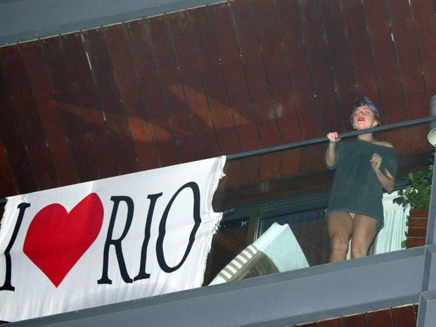 Um dia depois de fazer um show no Rio, a cantora Lady Gaga vai à varanda do hotel em que ficou hospedada para mostrar faixa em diz amar a cidade  (Foto: Andre freitas/AgNews )