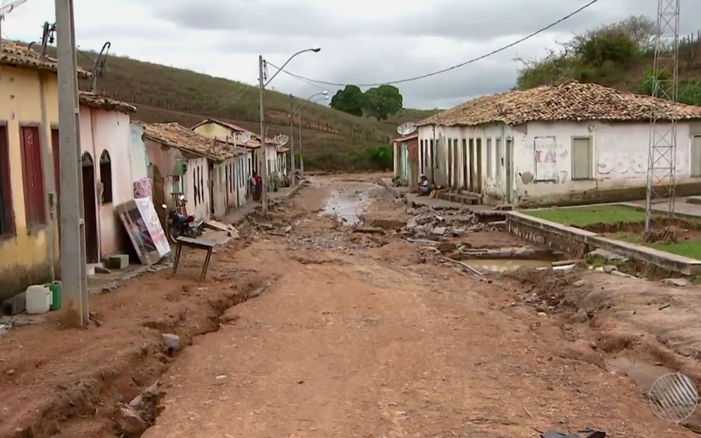 Casas de Lajedinho que serão demolidas, após enchente (Foto: Imagem/TV Bahia)