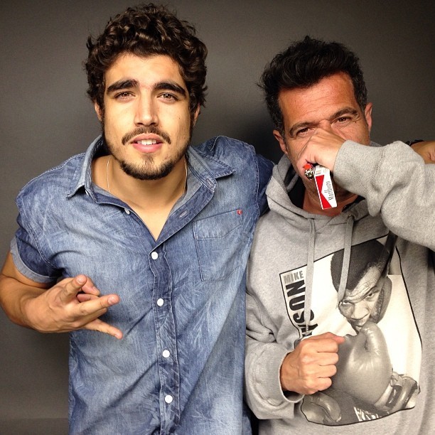 Caio Castro posa com o fotógrafo André Schiriló (Foto: Instagram/ Reprodução)