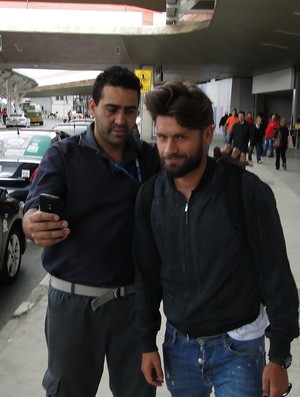 Rafael Sobis tirou foto com torcedor na chegada a Belo Horizonte (Foto: Marco Antônio Astoni) Rafael Sobis tirou foto com torcedor na chegada a Belo Horizonte (Foto: Marco Antônio Astoni)