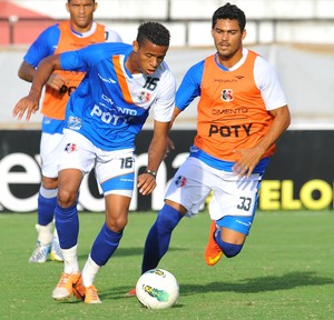 Everton Sena Santa Cruz (Foto: Aldo Carneiro / Pernambuco Press)