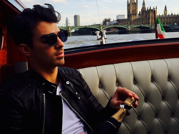 Joe Jonas em Londres, na Inglaterra (Foto: Instagram/ Reprodução)