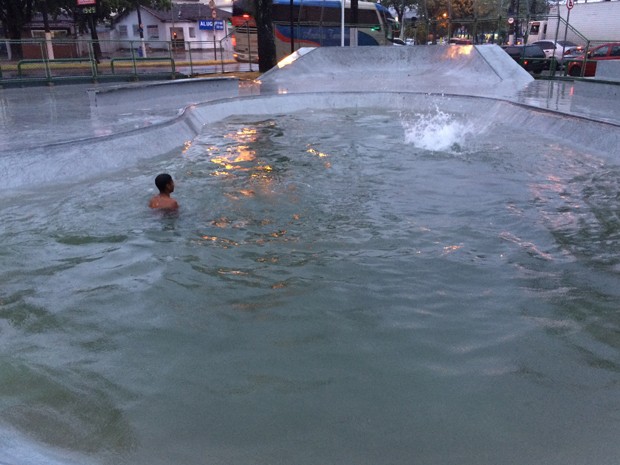 Pista de skate da Praça Palmares virou uma piscina (Foto: Cristiane Amaral/TV Tribuna)