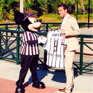 Na Disney, Edu Gaspar entrega camisa do Timão para o Mickey