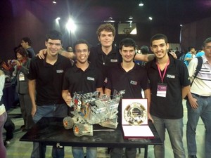 Erus com o robô após a divulgação dos vencedores da competição, no Peru (Foto: Arquivo pessoal/ Erus)