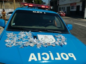 G1 Adolescente é apreendido drogas e rádio transmissor em Macaé