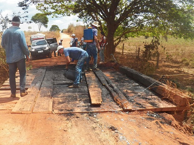 Ponte também foi incendiada por assaltantes que fugiram para mata fechada (Foto: Rádio Eldorado FM) Ponte também foi incendiada por assaltantes que fugiram para mata fechada (Foto: Rádio Eldorado FM)