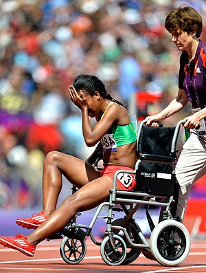 Genzebe Dibaba deixa prova de cadeira de rodas (Foto: AFP)