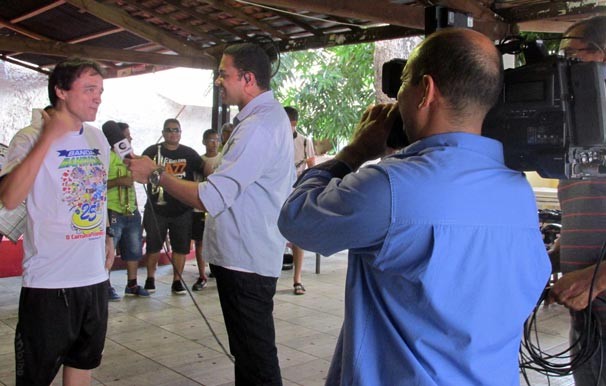 Alan Garcia conversa com Último Coelho, coordenador da Banda Bandida (Foto: Katylenin França)