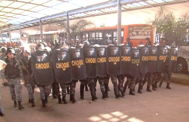 Batalhão de Choque da PM foi enviado ao terminal para controlar manifestação (Foto: Reprodução/TV Anhanguera)