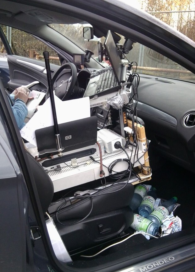 Homem foi parado por excesso de velocidade e oficiais flagraram escritório completo dentro do carro (Foto: AP)