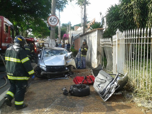 G1 Motorista fica ferido após colidir carro contra poste em avenida