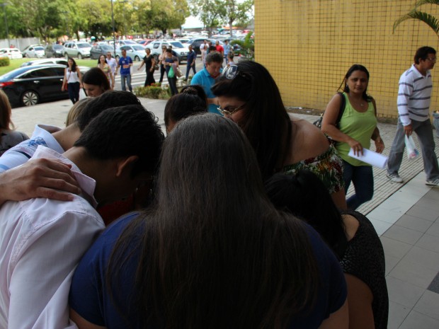 Grupo fez orações antes de entrar em salas para fazer prova (Foto: Girlene Medeiros/G1 AM)