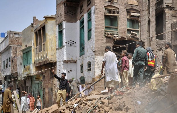 Equipes de resgate trabalham no local da explosão deste sábado (4) na cidade paquistanesa de Multan (Foto: K. Chaudhry/Reuters)